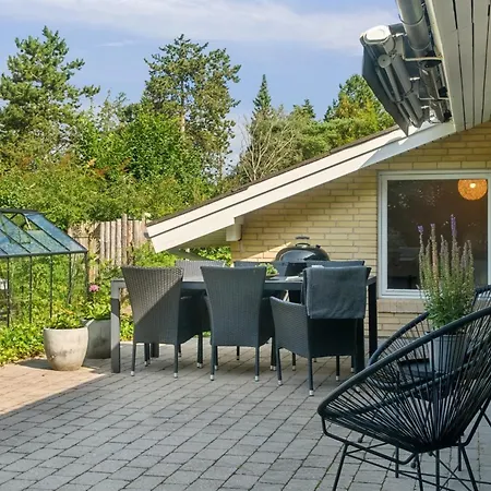 Dom wakacyjny Hjalmine - 1-5km From The Sea By Interhome *